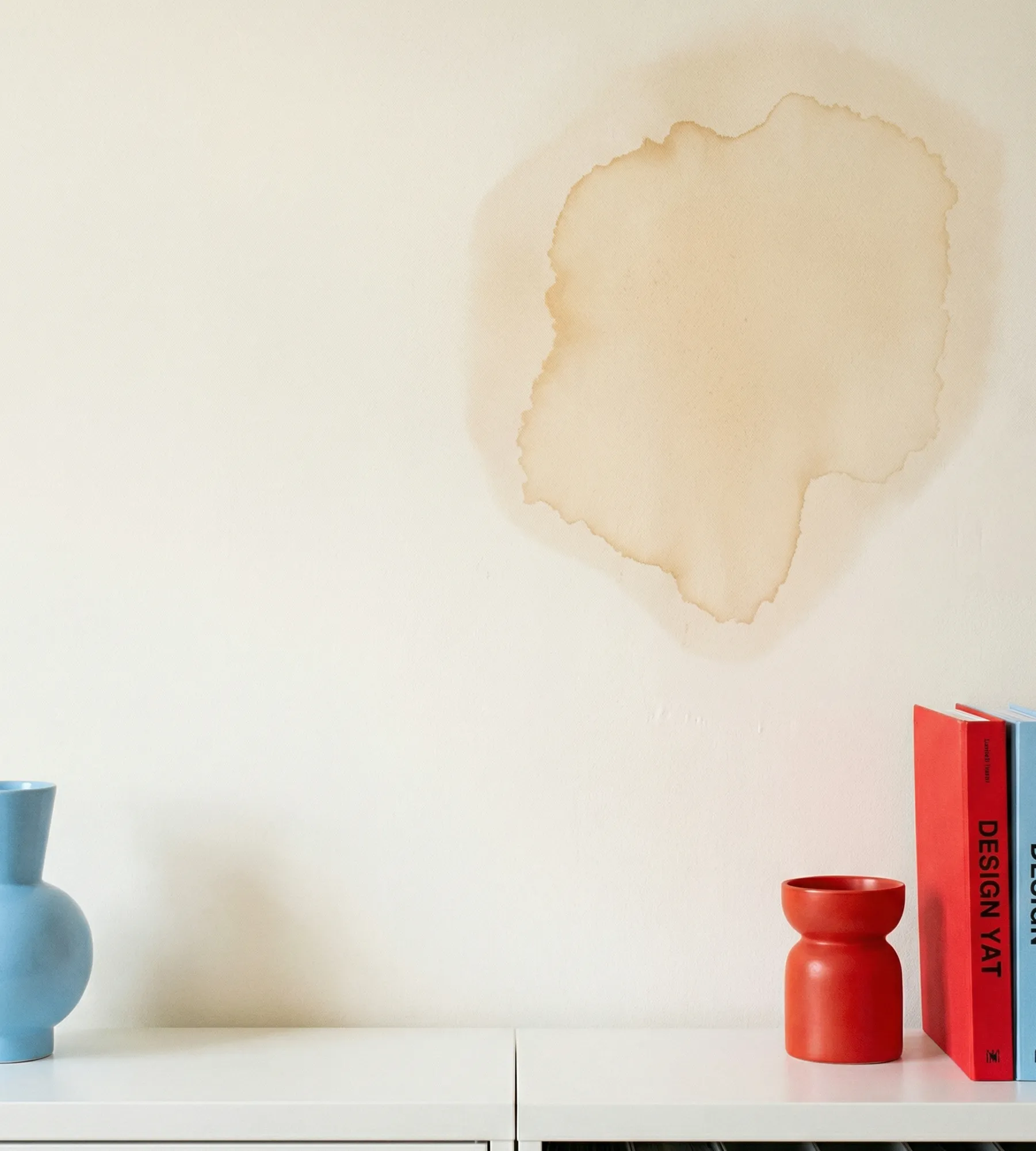 Pared con humedad por filtración en Venezuela